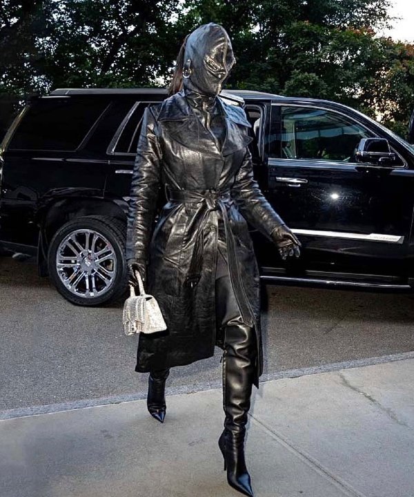 Kim Kardashian - look all black - Balenciaga - sobretudo preto - peças de couro - https://stealthelook.com.br
