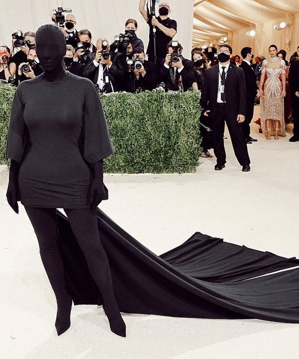 Kim Kardashian - look all black - Balenciaga - máscara - calda - https://stealthelook.com.br