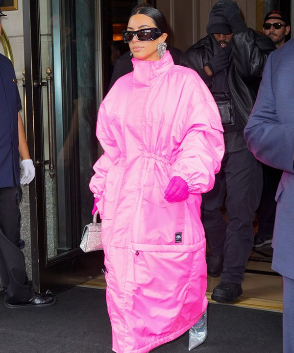 Kim Kardashian - look all pink - Balenciaga - casaco anorak - Saturday Night Live - https://stealthelook.com.br