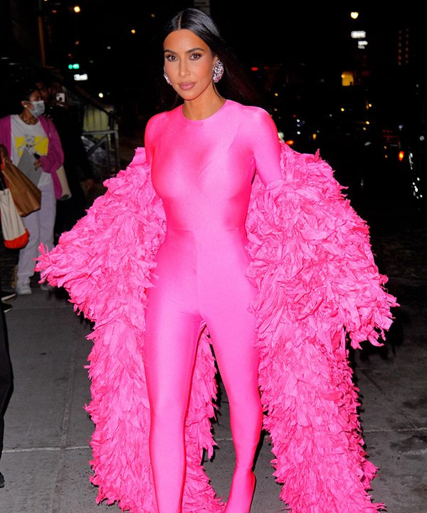 Kim Kardashian - look all pink - Balenciaga - casaco rosa - Saturday Night Live - https://stealthelook.com.br