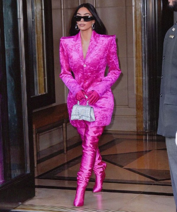 Kim Kardashian - look all pink - Balenciaga - Blazer e calça - Saturday Night Live - https://stealthelook.com.br