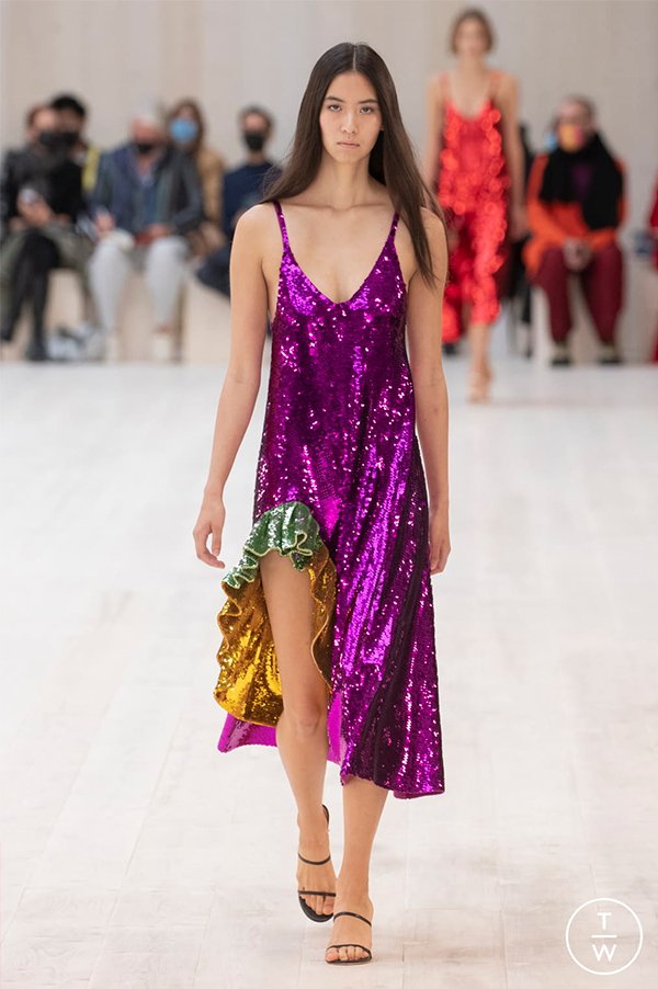 It girls - semana de moda Loewe - Y2K - Primavera - Street Style - https://stealthelook.com.br