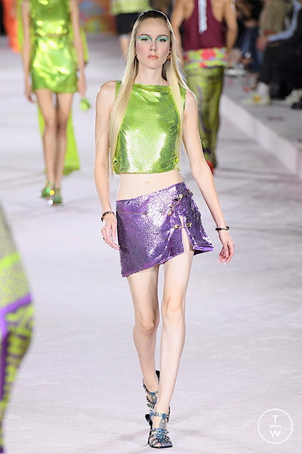It girls - Versace semana de moda - Y2K - Primavera - Street Style - https://stealthelook.com.br