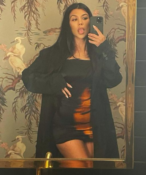Kourtney Kardashian - vestido preto com detalhe laranja e blazer oversized - Kourtney Kardashian - Verão - no espelho - https://stealthelook.com.br
