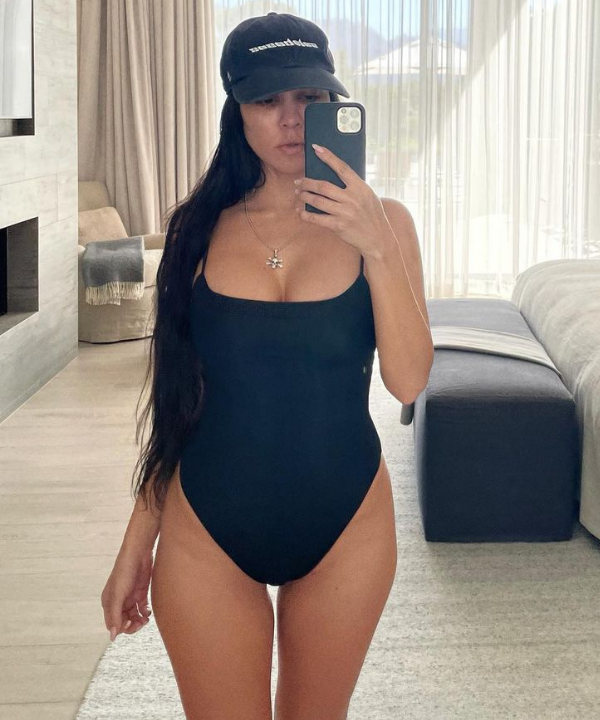 Kourtney Kardashian - body e bone pretos - Kourtney Kardashian - Verão - foto no espelho do quarto - https://stealthelook.com.br