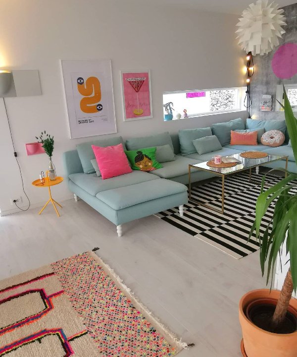 Anette Talstad - sofá verde - cores pastéis - quadros - sala de estar - https://stealthelook.com.br