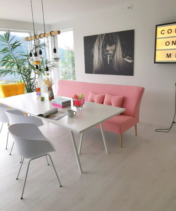 Anette Talstad - cadeira amarela - cores pastéis - banco rosa - sala de jantar - https://stealthelook.com.br