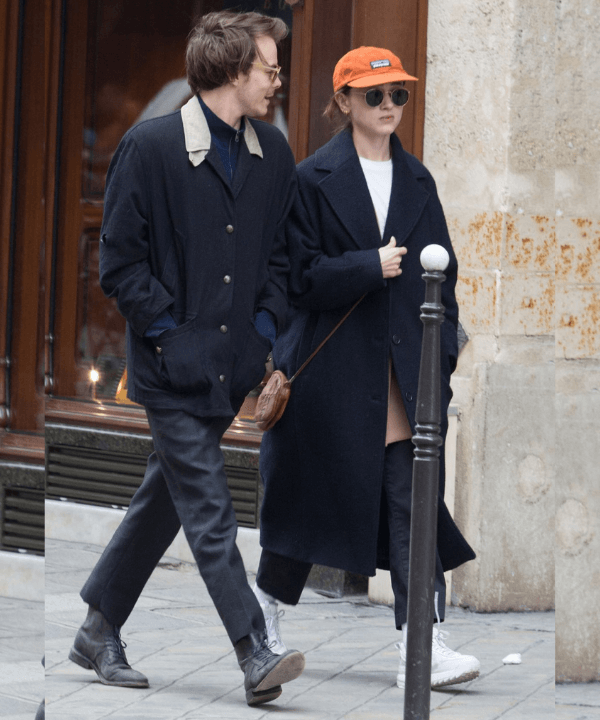 Natalia Dyer e Charlie Heaton - casacos pretos de inverno - Natalia Dyer e Charlie Heaton - Inverno  - andando na rua - https://stealthelook.com.br
