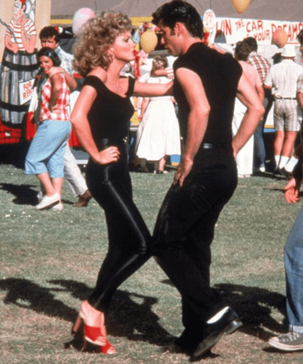 Olivia Newton-John e John Travolta - macacão preto - fantasia de halloween - Verão - filme grease - https://stealthelook.com.br