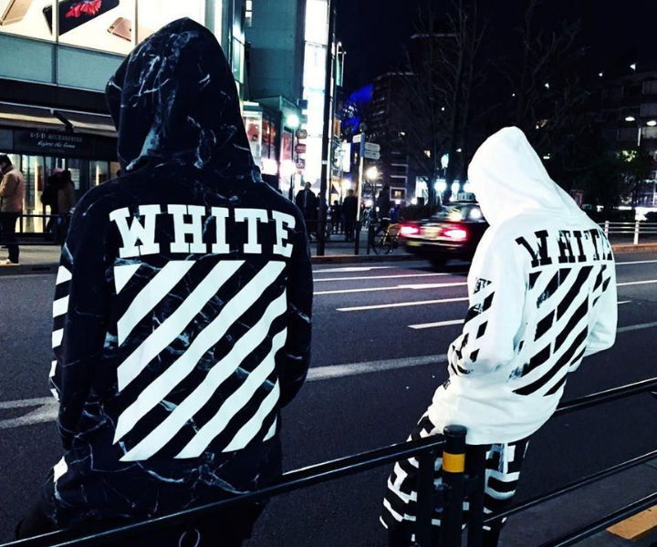 As listras são uma das marcas registradas da grife - jaquetas com capuz - Off White - Inverno  - dois homens de capuz na rua - https://stealthelook.com.br