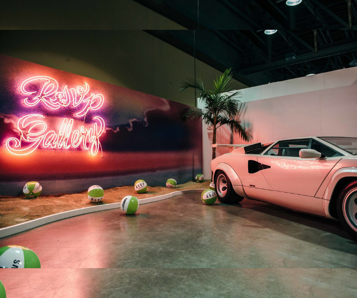 RSVP Gallery - carro rosa e escrito em neon - Off White - Primavera - em uma garagem - https://stealthelook.com.br