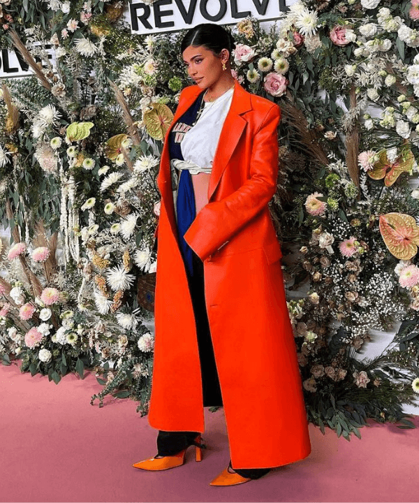 Kylie Jenner  - casaco laranja e calça jeans - Kylie Jenner  - Outono - tapete vermelho - https://stealthelook.com.br