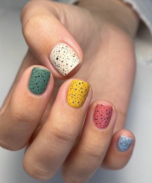 unhas coloridas  - unhas curtas  - unhas de bolinhas  - desenhos nas unhas  - nail art em unhas curtas  - https://stealthelook.com.br