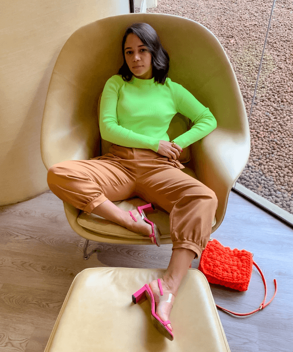 @drizasantos - blusa verde, calça marrom e sandália rosa - modelos de sandálias - Verão - sentada em uma cadeira - https://stealthelook.com.br