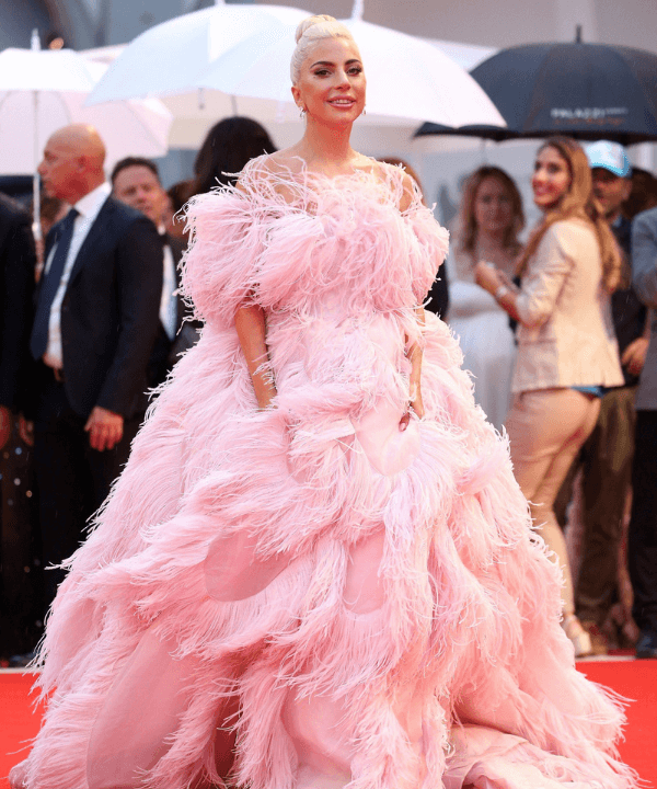 Lady Gaga - vestido rosa fluido - CFDA Fashion Awards - Verão - tapete vermelho - https://stealthelook.com.br