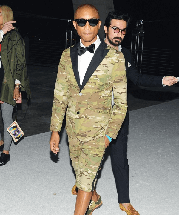 Pharrell Williams - terno camuflado - CFDA Fashion Awards - Verão - andando na rua - https://stealthelook.com.br