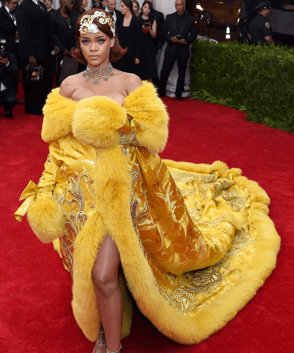 Rihanna - vestido amarelo met gala - CFDA Fashion Awards - Verão - Met Gala - https://stealthelook.com.br