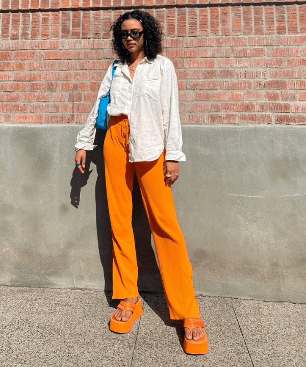 Jazmine Rogers - look com calça laranja e camisa - camisa social branca - Primavera - na rua - https://stealthelook.com.br