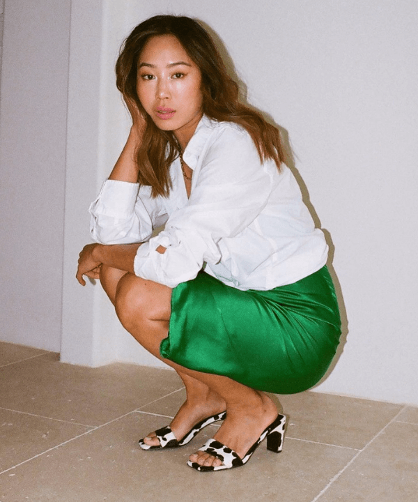 Aimee Song - look com vestido verde - camisa social branca - Verão - dentro de casa - https://stealthelook.com.br