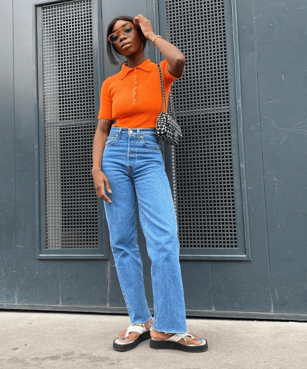 Aude-Julie Alingué - blusa gola polo e jeans - looks novos - Verão - em pé na rua - https://stealthelook.com.br