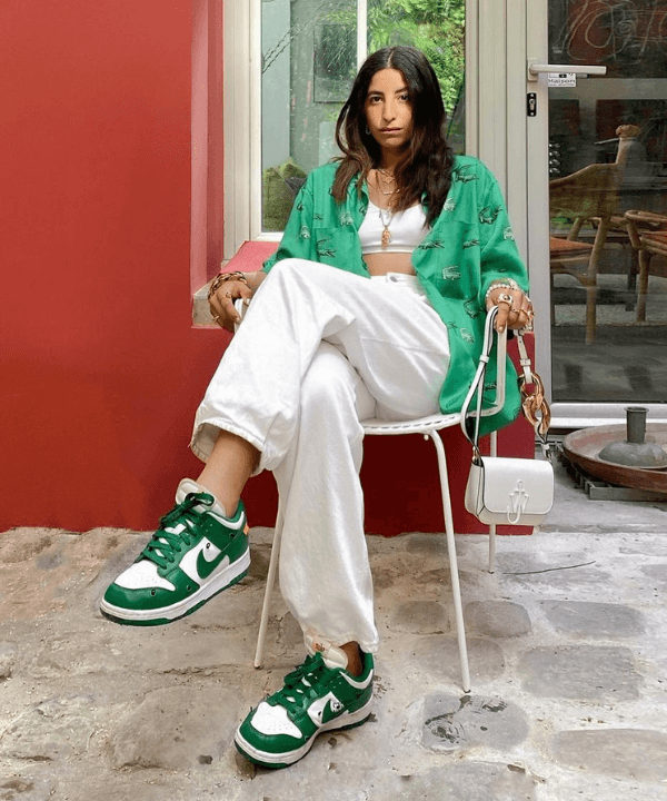 Selma Kaci - calça branca, top branco e kimono verde - looks novos - Verão - sentada em uma cadeira - https://stealthelook.com.br