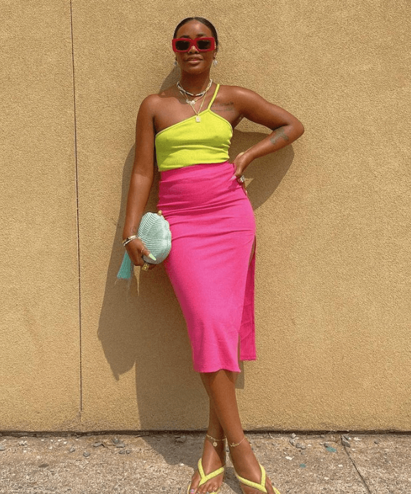 @nxcv.a - cropped amarelo e saia rosa - looks novos - Verão - em pé na rua - https://stealthelook.com.br