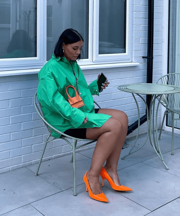 Grace Surguy - camisa oversized verde e salto laranja - looks novos - Verão - sentada na rua - https://stealthelook.com.br