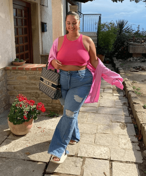 @michellejulietnaylaa - calça jeans e cropped rosa - looks novos - Verão - em pé na rua - https://stealthelook.com.br