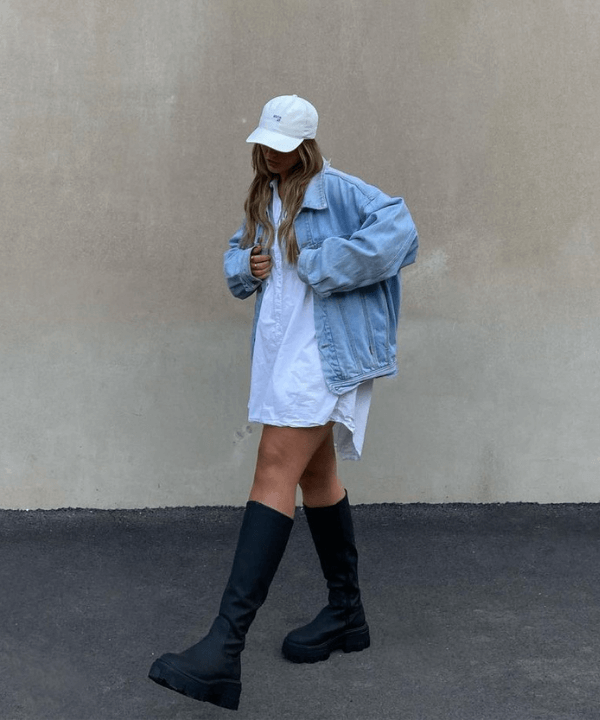 Faye Mills - jaqueta jeans oversized, boné e coturno - looks novos - Primavera - de pé na rua - https://stealthelook.com.br
