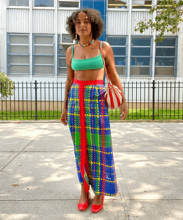 Michelle Norris - cropped e saia midi - looks novos - Verão - em pé na rua - https://stealthelook.com.br
