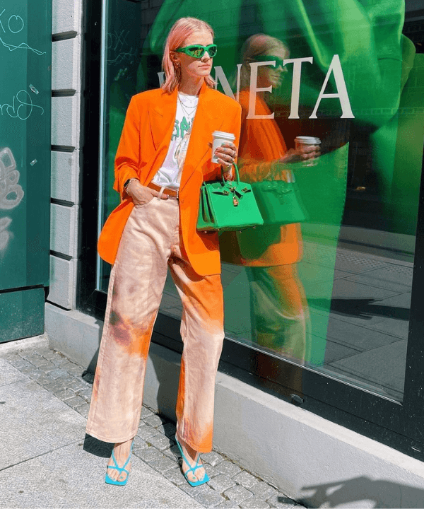 Marianne Theodorsen - Calças coloridas e blazer laranja - looks novos - Primavera - em pé na rua - https://stealthelook.com.br