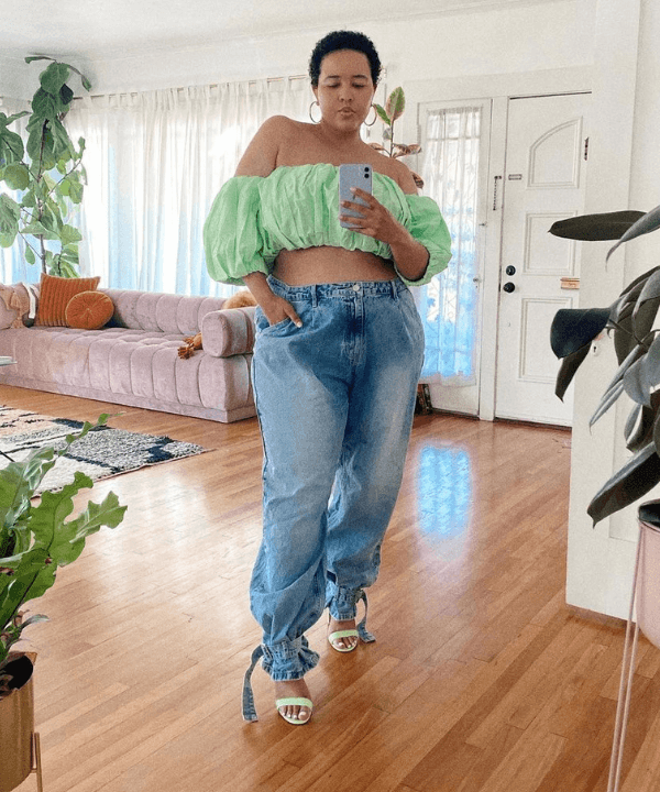 Gabi / @gabifresh - cropped verde, calça jeans e sandálias - looks novos - Verão - foto na frente do espelho - https://stealthelook.com.br