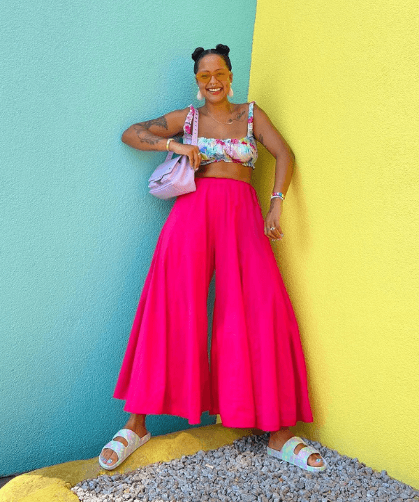 Michelle Norris - calça rosa pantalona e cropped colorido - looks novos - verão - em pé na rua - https://stealthelook.com.br