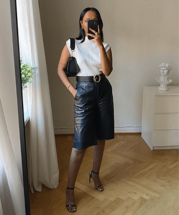 Lydia | @femmeblk - bermuda de couro, blusa branca e sandálias - looks novos - Outono - foto na frente do espelho - https://stealthelook.com.br