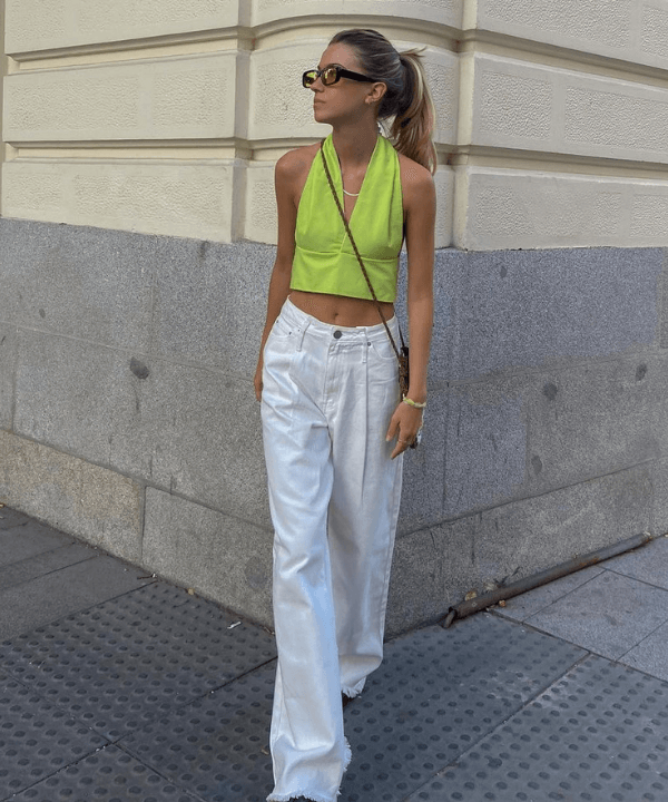 Lucía Castejón - calça branca baggy, cropped verde e chinelo - looks novos - verão - em pé na rua - https://stealthelook.com.br
