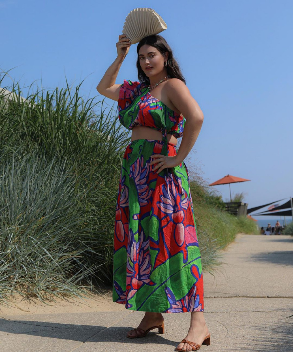 Ali Tate - conjunto com estampa de folhagem tropical e tamanco - estampas tendência - Verão 2022 - em pé em frente ao mato - https://stealthelook.com.br