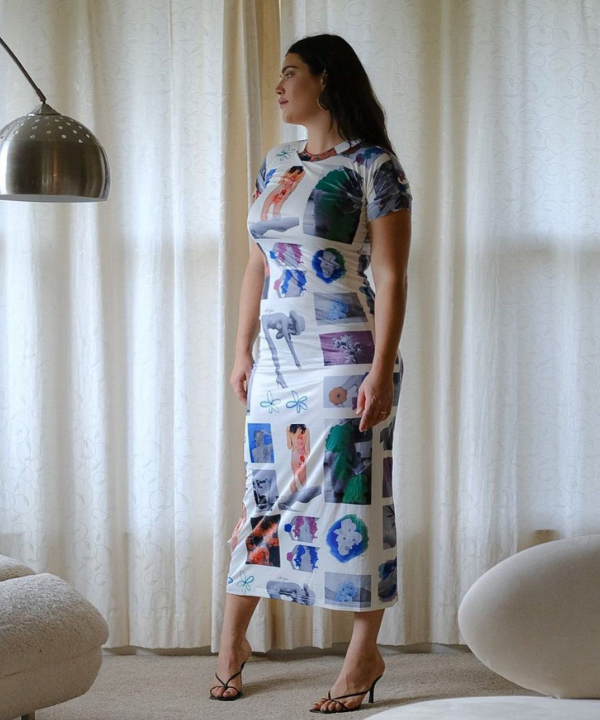 Ali Tate - vestido kitsch print midi com tamanco - estampas tendência - Verão 2022 - na sala de estar - https://stealthelook.com.br