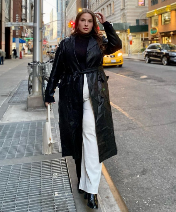 Sarah ‘Saz’ Ring - blusa preta com calça bicolor e trench coat preto - looks em dias chuvosos - Primavera - na rua - https://stealthelook.com.br