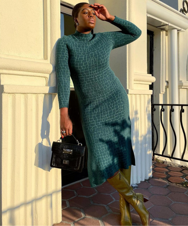 Nicole Omuteku - vestido azul com bota verde e bolsa - looks em dias chuvosos - Primavera - encostada na parede - https://stealthelook.com.br