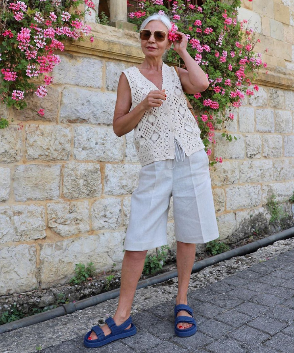 Grece Ghanem - colete de choche e bermuda com papete azul - sandálias confortáveis - Verão - em frente a uma casa - https://stealthelook.com.br