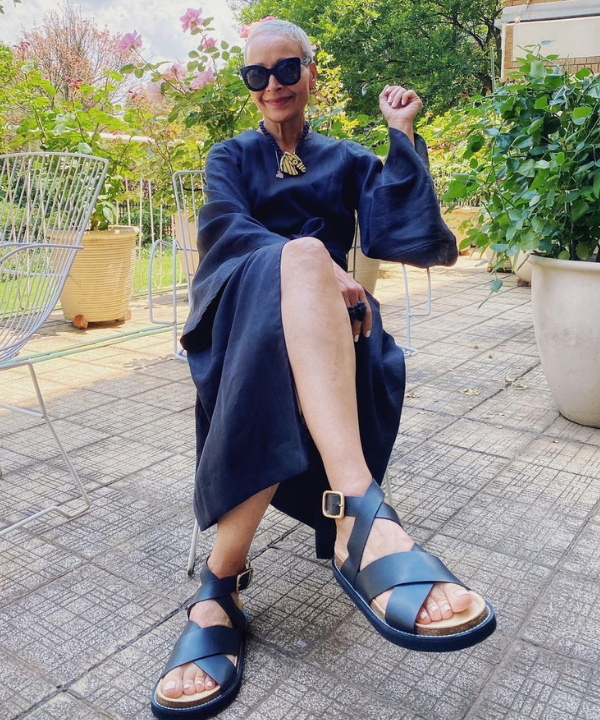 Yasmin Furmie - vestido volumoso com sandália de tiras cruzadas - sandálias confortáveis - Verão - sentada na cadeira - https://stealthelook.com.br