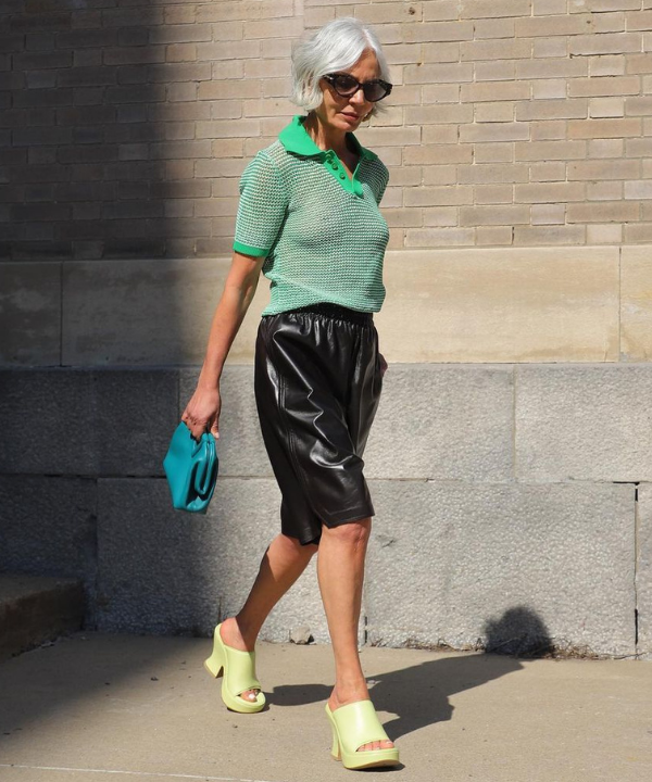 Grece Ghanem - blusa polo de crochê com bermuda de couro e tamanco plataforma - sapatos plataforma - Verão - andando na rua - https://stealthelook.com.br