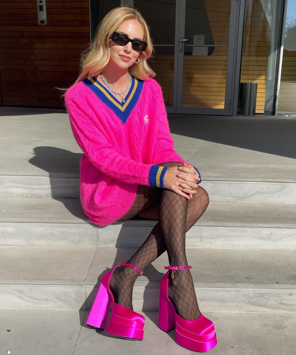 Chiara Ferragni - suéter com sapato plataforma pink - sapatos plataforma - Verão - sentada na escada - https://stealthelook.com.br