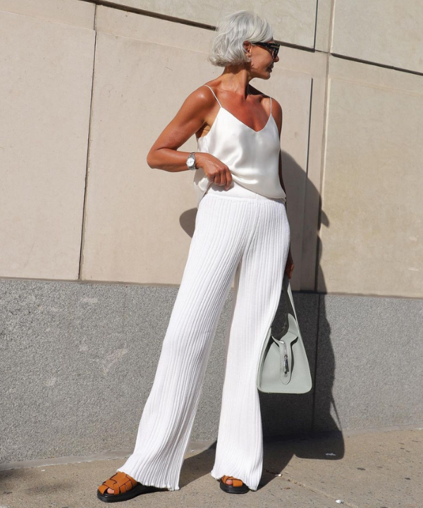Grece Ghanem - regata acetinada e calça ampla brancos - looks para usar no ano novo - Verão 2022 - na rua - https://stealthelook.com.br