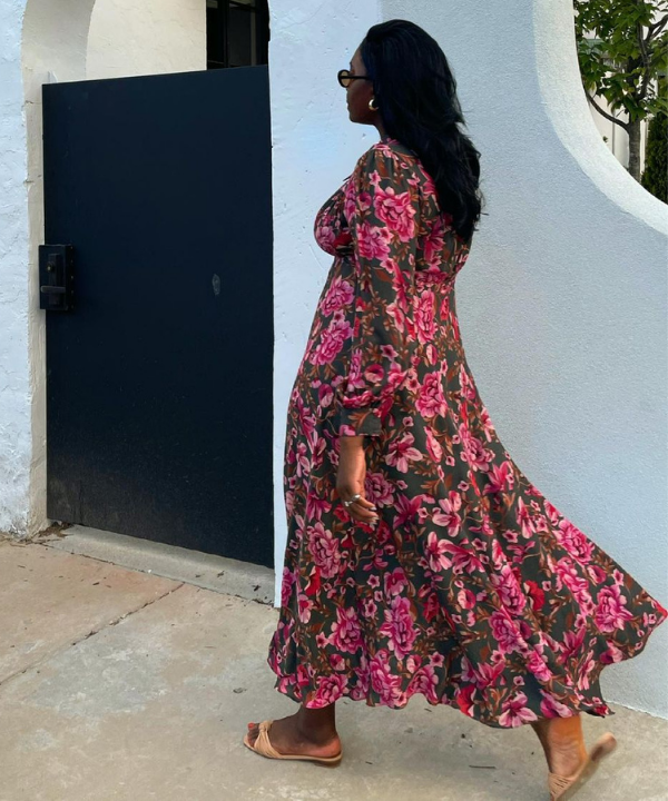 Nicole Omuteku - vestido longo floral - tendência para o verão 2022 - Verão 2022 - andando na calçada - https://stealthelook.com.br