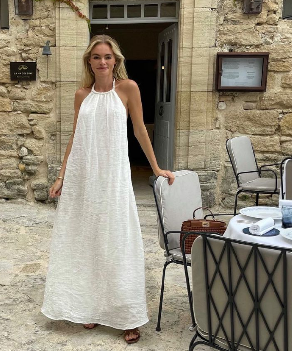 Claire Rose Cliteur - vestido longo branco - looks para usar no ano novo - Verão 2022 - em um restaurante - https://stealthelook.com.br