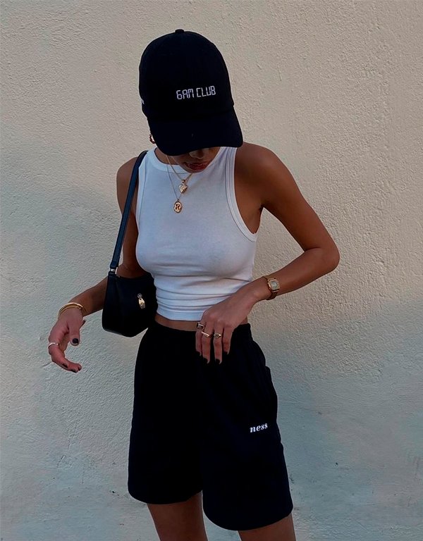 It girls - regata branca, bermuda preta, boné - bucket hat - Primavera - Street Style - https://stealthelook.com.br