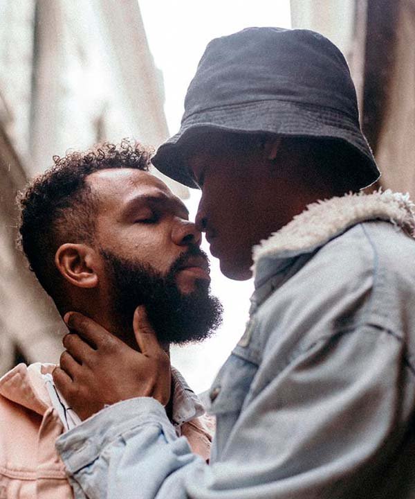 Bruno Granato e Zé - amor-preto-casais-negros-lgbtqia-gay - amor preto - verão - brasil - https://stealthelook.com.br