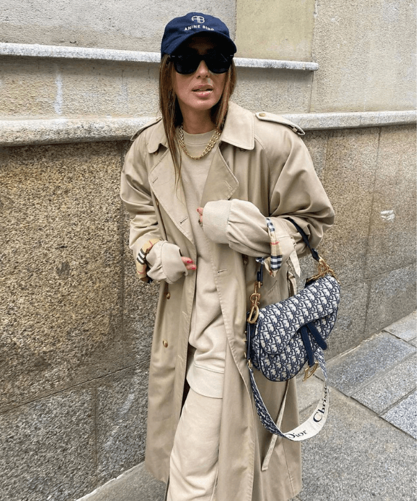 Laura Eguizabal - trench coat, boné e bolsa saddle - bolsas tendência - Verão - andando na rua - https://stealthelook.com.br