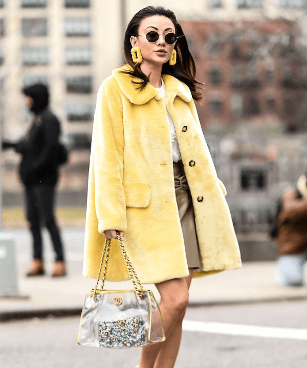 Street Style - casaco amarelo e bolsa transparente - bolsas tendência - Inverno  - Nova York - https://stealthelook.com.br